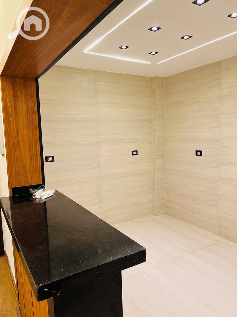 8 c6ae60a4-9033-4570-9d8f-11f0e0ff767a. jpg