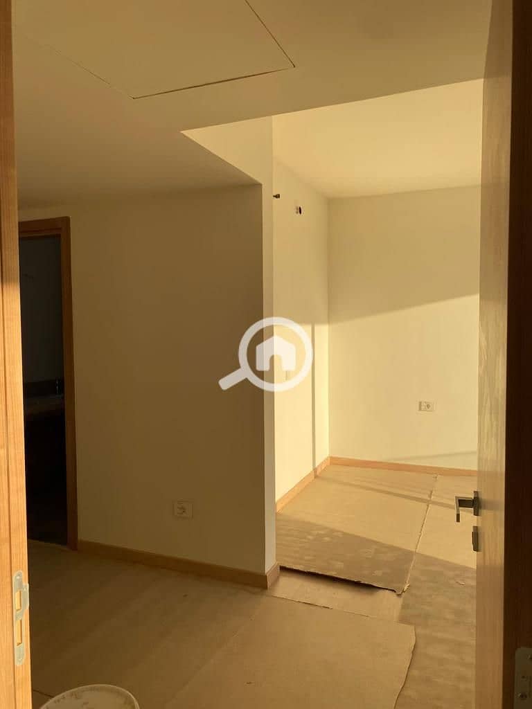 2 f5b8d88b-5f9c-461c-aa33-4d1deeb0d94a. jpg