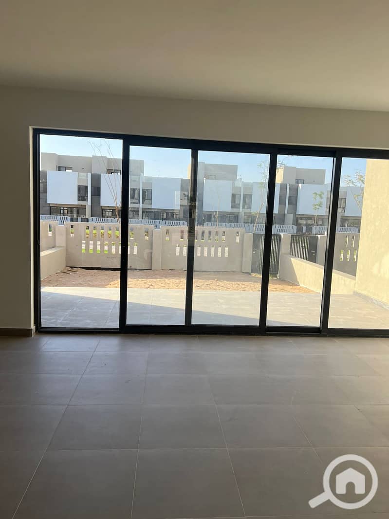 4 04a788fb-54e3-49e1-989b-21288490d1e4. jpg