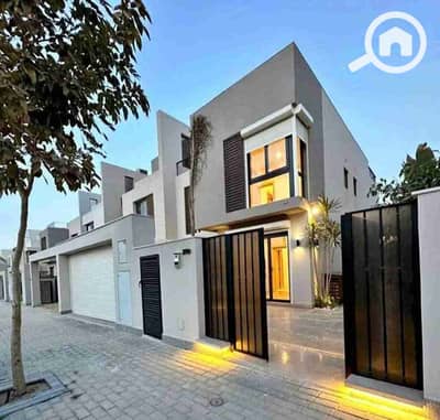 فیلا 5 غرف نوم للبيع في هليوبوليس الجديدة، القاهرة - IMG-20251031-WA0001(1). jpg