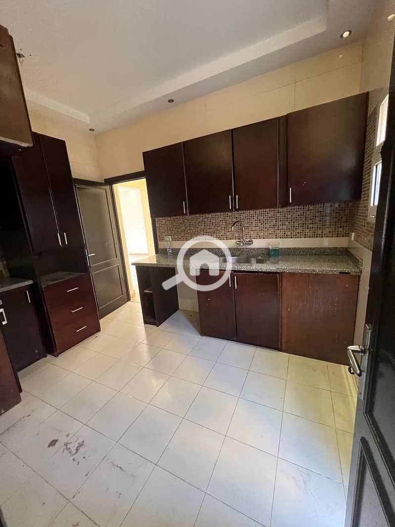 12 155e3796-8ab9-428b-960a-bd649b38659c. jpg