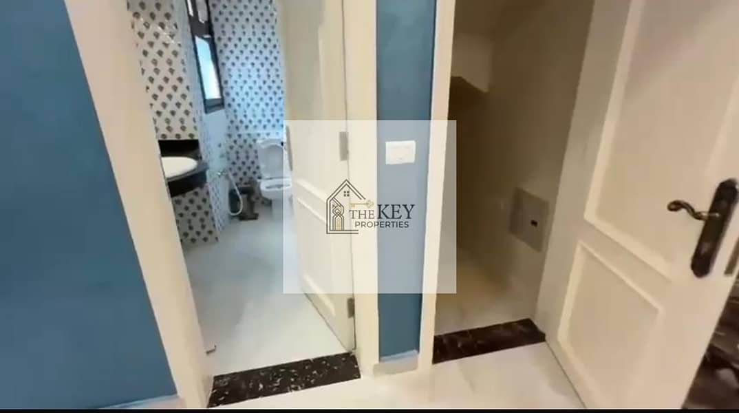 12 13692d8f-34eb-4da7-8a5f-fe8a7bee5509. jpg