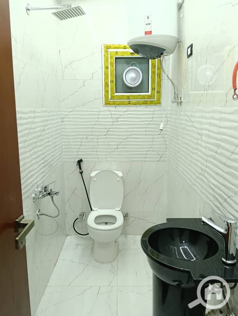 12 7e02256c-4c18-49e7-aae8-4bdab46d58cc. jpeg