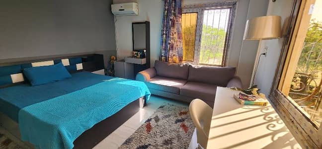 5 Bedroom Villa for Sale in 6th of October, Giza - فيلا ٤٠٠ م سوبر لوكس عفش وأجهزة و٥ تكييفات على ٢ فدان بسعر شقة