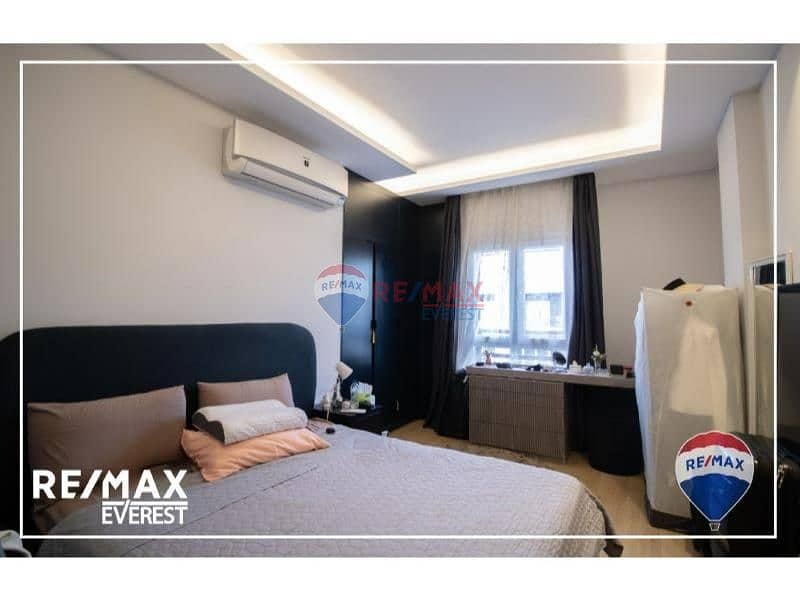 4 d7854c9d-c7bc-4443-83f4-8b9f34d9d1b0. jpg