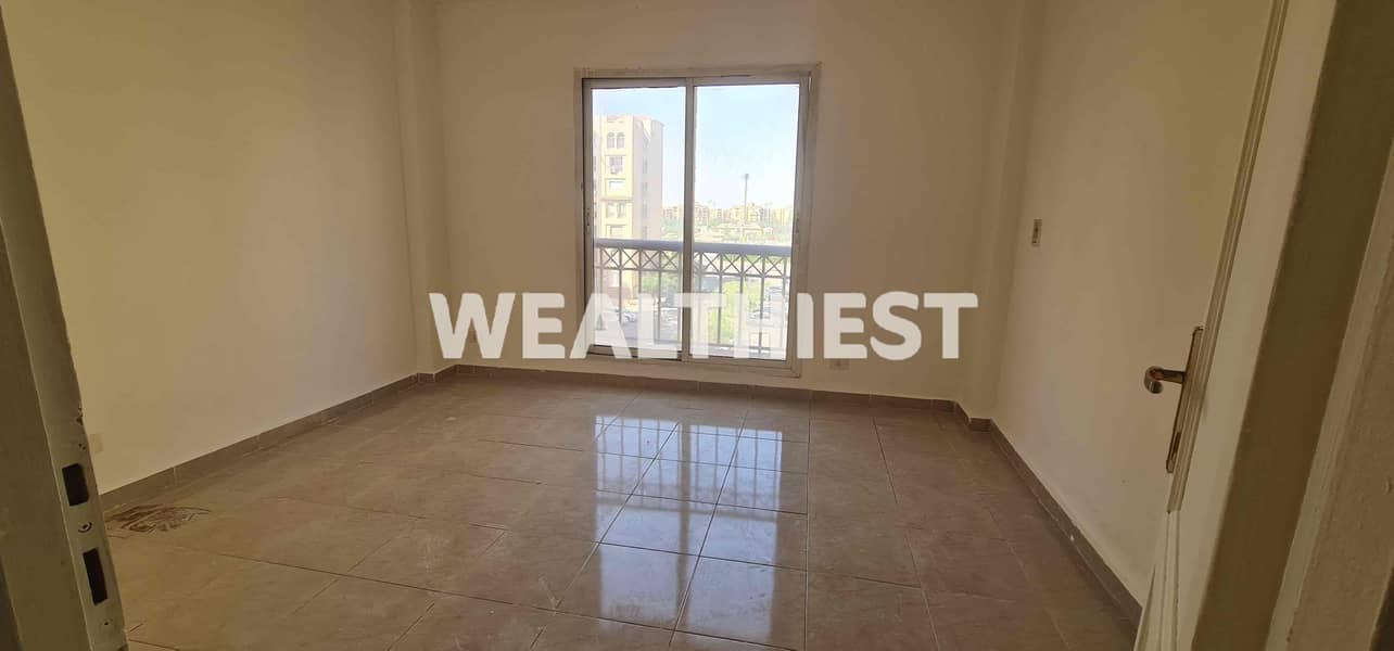 4 e8e04d7c-8fec-47c8-ab4c-2c8cc3c2a7e6. jpg