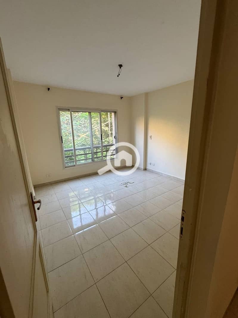 4 85e5b47b-327b-425c-83ce-abbc2f91644b. jpg