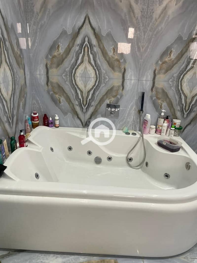 10 d7f0a999-4780-4082-8808-b70098bb00b6. jpeg