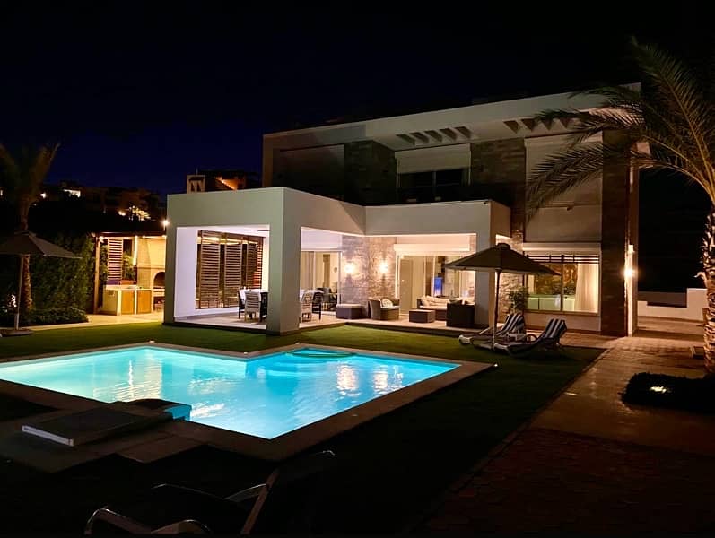 فيلا فاخرة للبيع بإطلالة بانورامية على البحر سهل حشيش