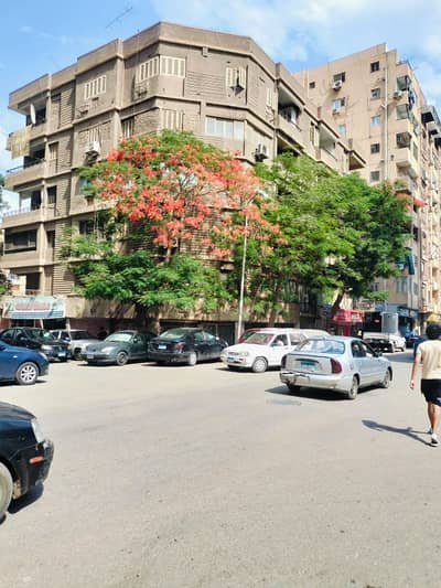 أرض سكنية  للبيع في الهرم، الجيزة - عقار يوجد به اربع شقق ومحل تجاري للبيع