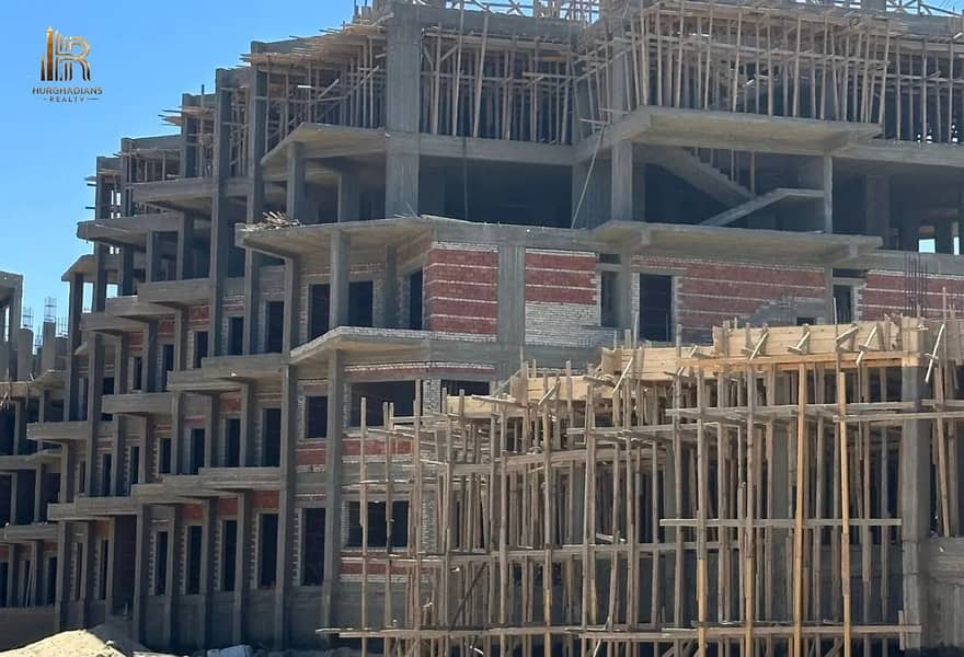 19 8002981-dcdb1o. jpg