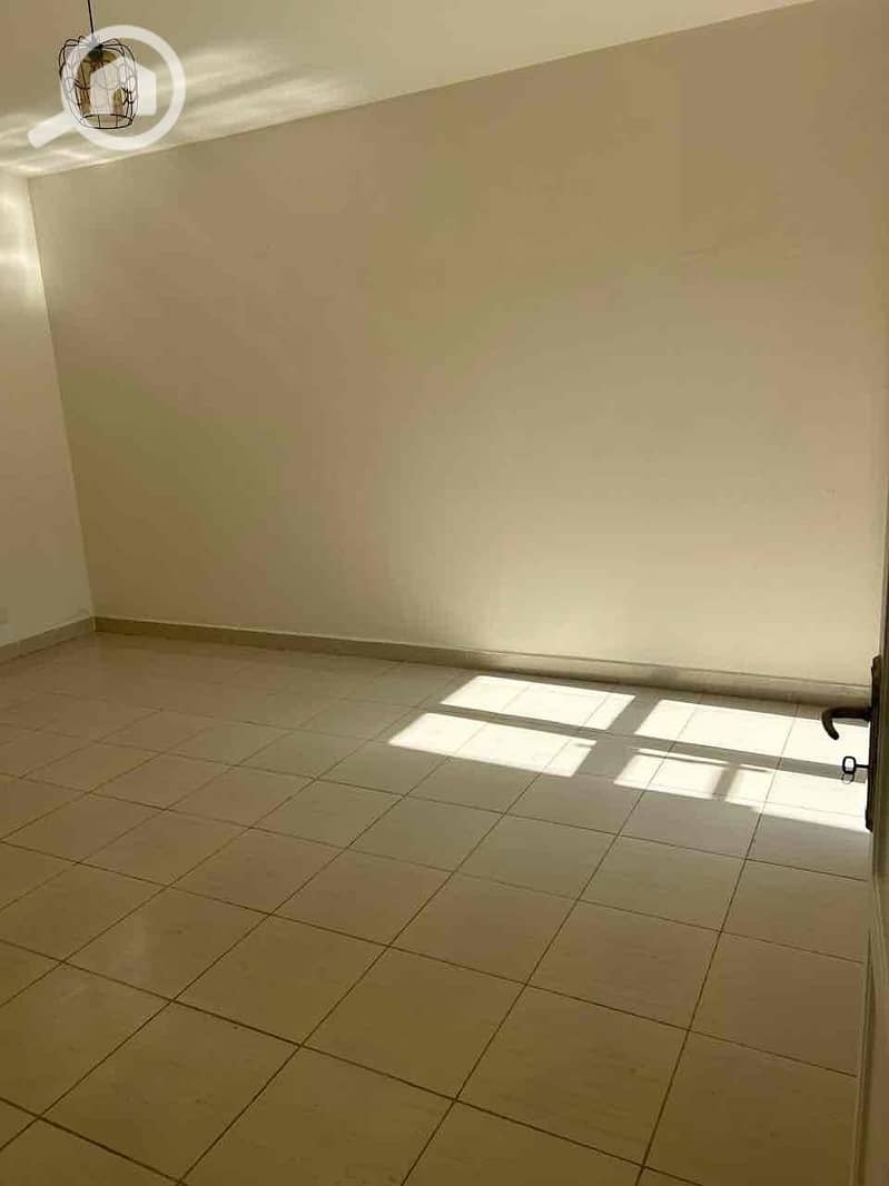 4 fb3e8765-52c4-4e96-afa8-589f6f463ce6. jpg