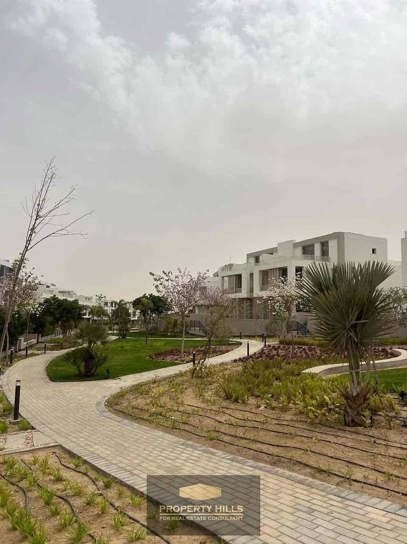 10 f037705f-d9e3-4155-9018-8dd1232d9940. jpg