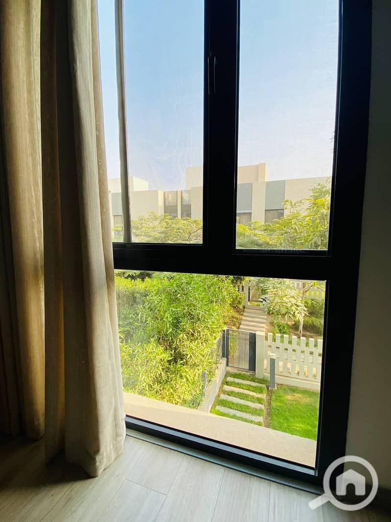 4 9779b558-37a6-47bd-a841-589fd84281a7. jpeg