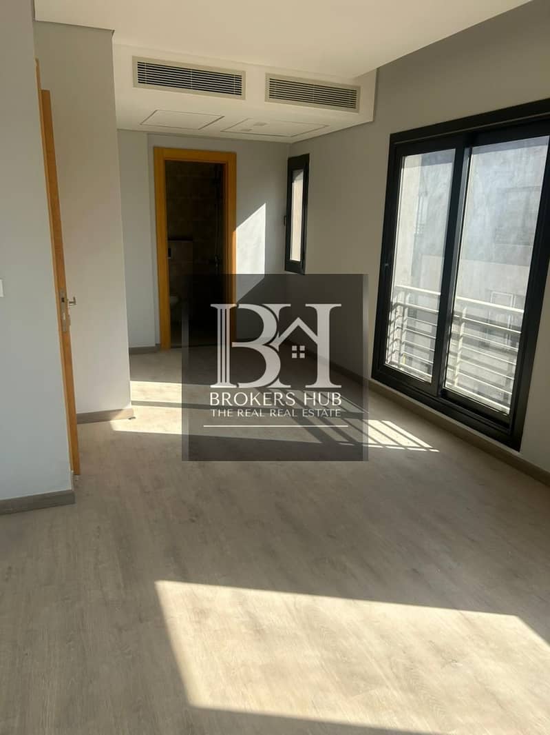 9 e4b4dcd9-ae12-441a-adfc-2dbeebe947a8. jpeg