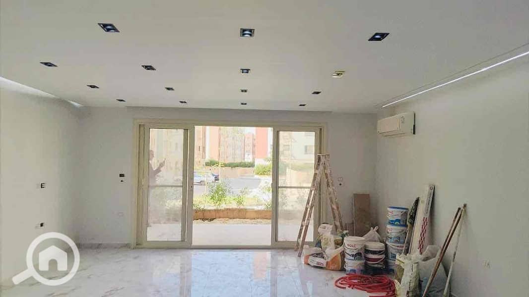 4 b83574e3-a646-4811-9537-81c7cc0d0352. jpg