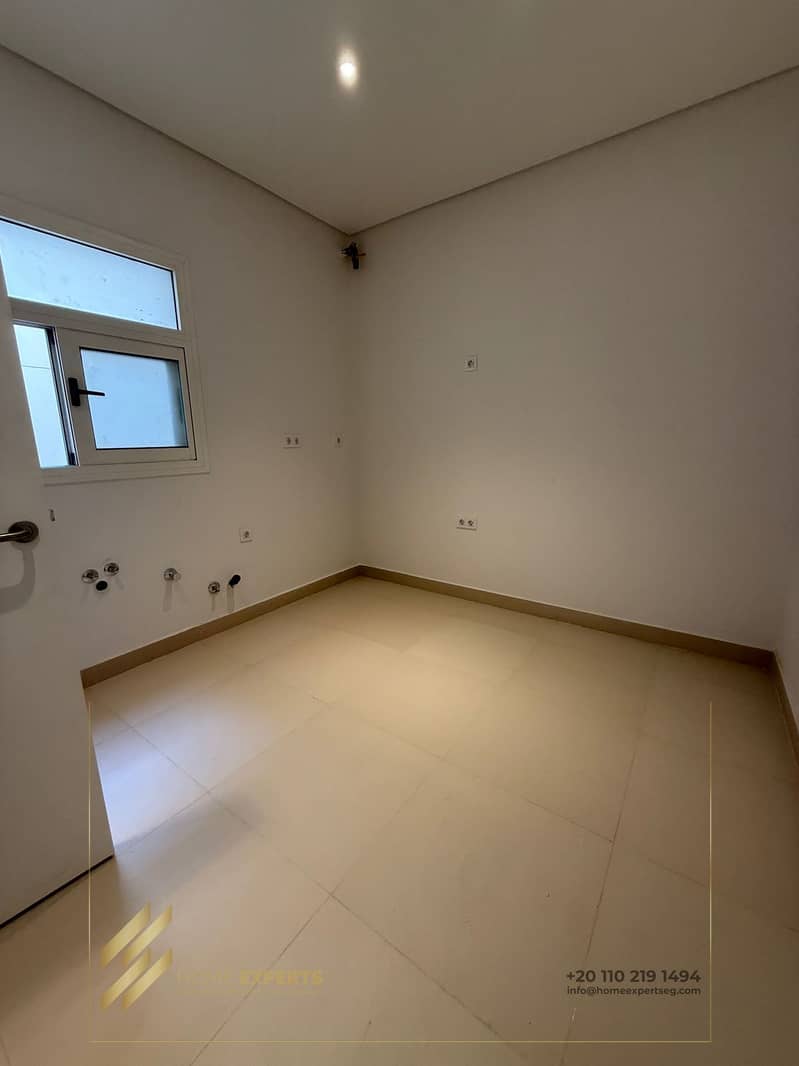 12 979d4d5c-9b72-4d46-925b-2e693d2eba77. jpg