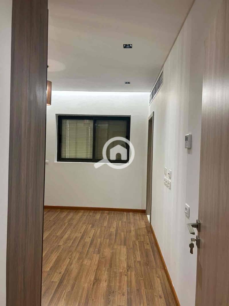 4 7667eef6-4a01-46c5-a276-56f650e9a726. jpg