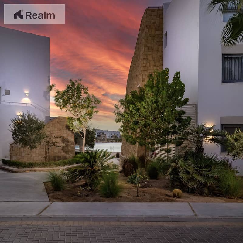 4 4a44b875-7817-4e0f-b2ba-d218f3dbaaff. jpg