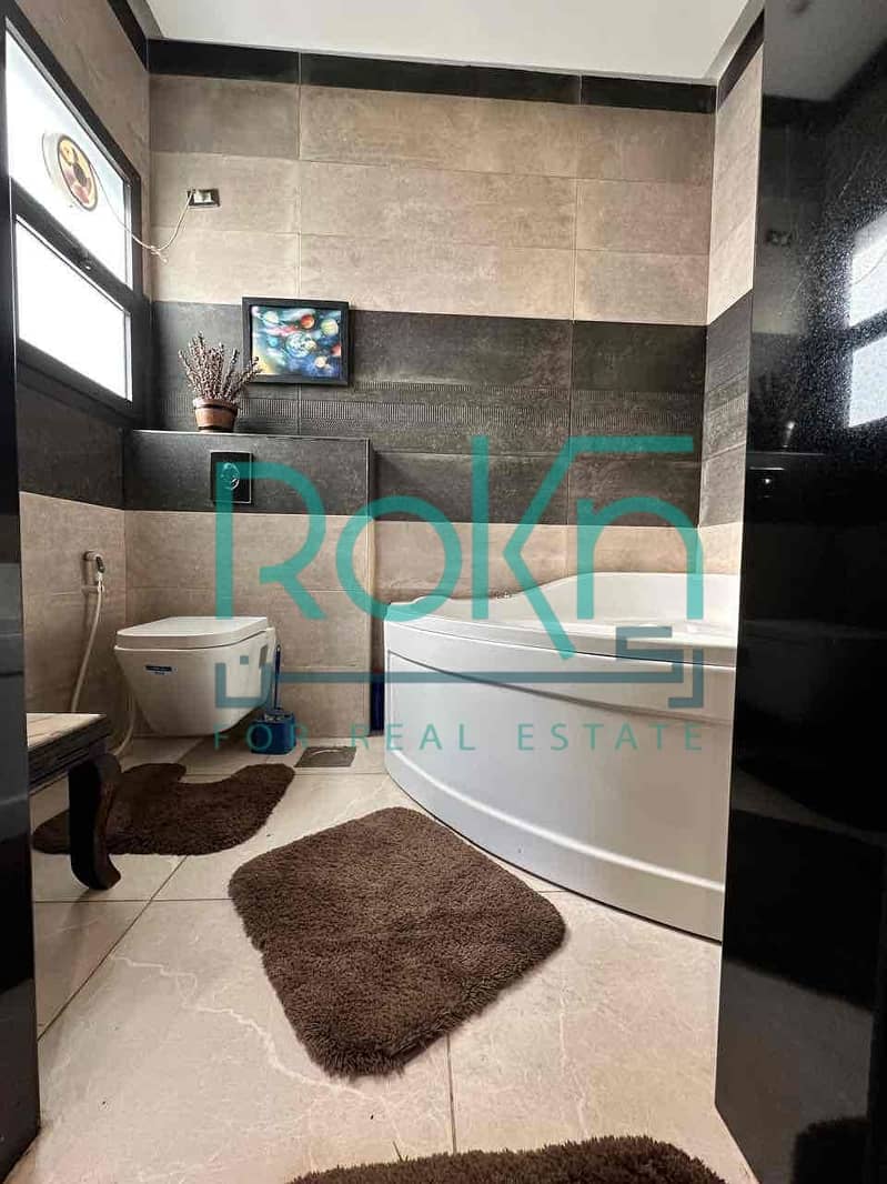 4 b47043b5-4d93-4702-882a-84875053eb3d. jpg