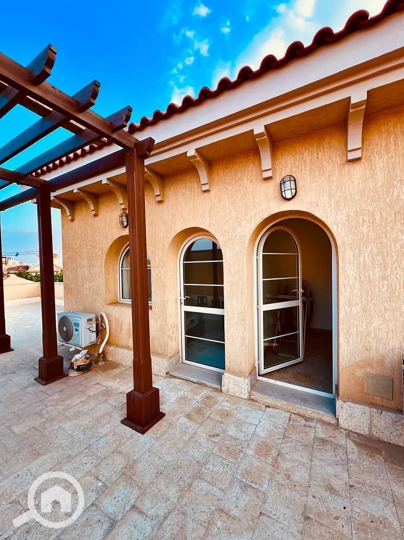 12 01532cf3-aea2-46cc-b715-2b9a92d56d08. jpg