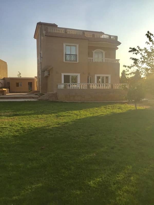 فيلا فاخرة في الريف الأوربي بمساحة فدان بحدائق مثمرة