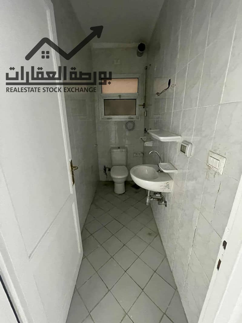 4 8ef9d9cf-a93f-46c8-887e-232a99f9d931. jpg