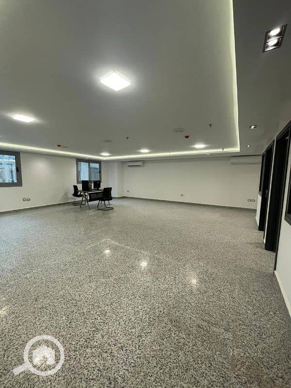 مقر اداري مرخص مبني اداري بالكامل 650م مكيف بالكامل علي شارع رئيسي