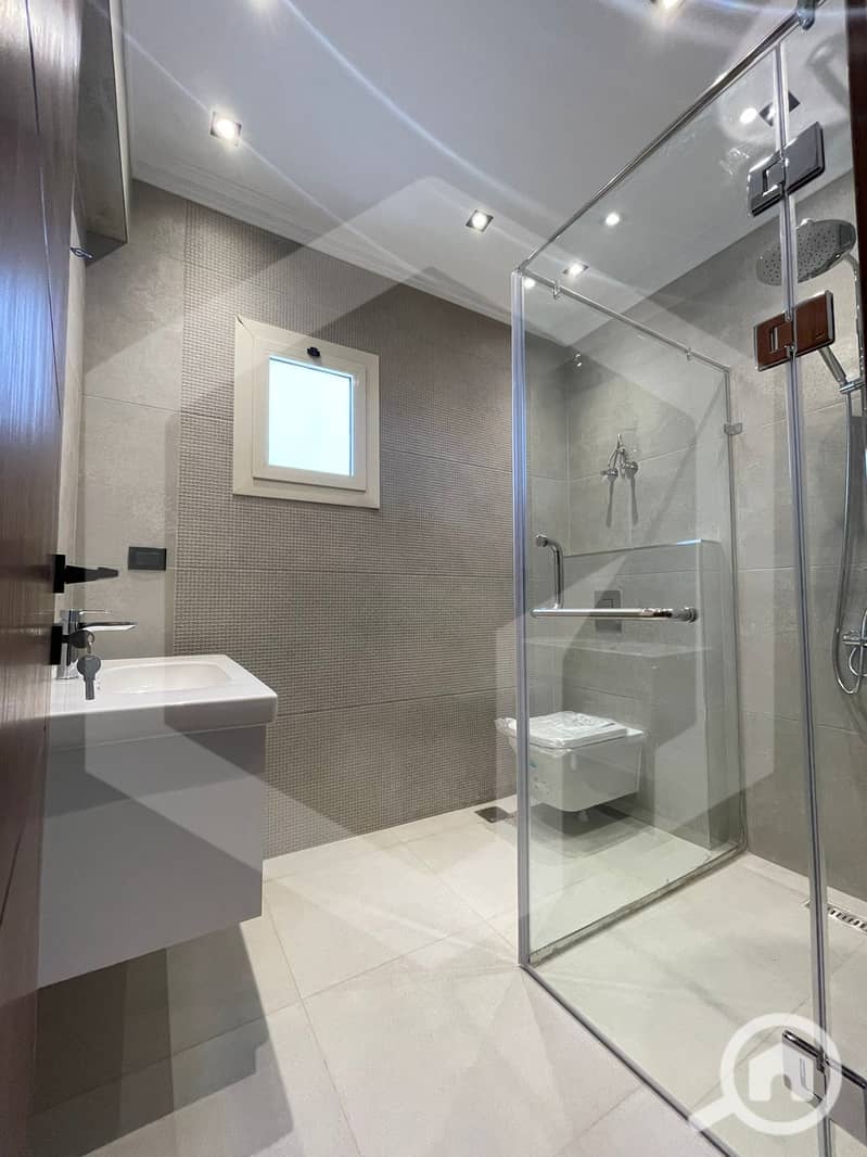 10 Royal City 10. jpg