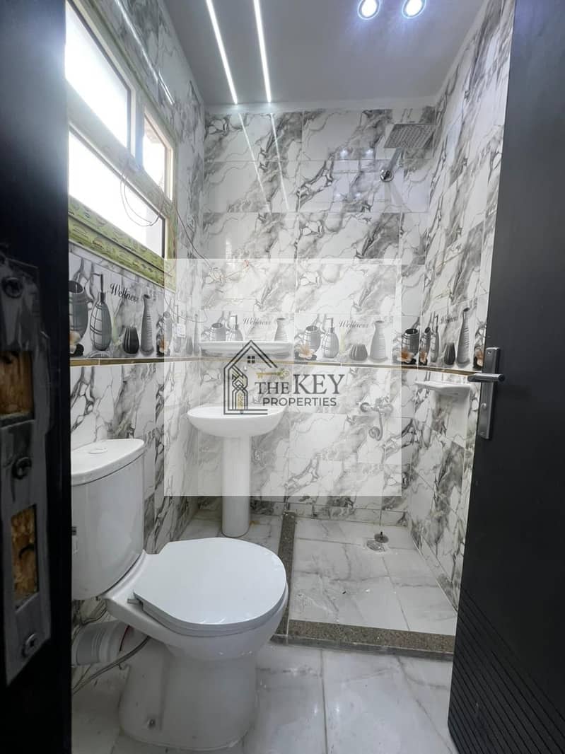 9 76b0a00e-5c63-48c3-96b0-8b5e00985bd6. jpg