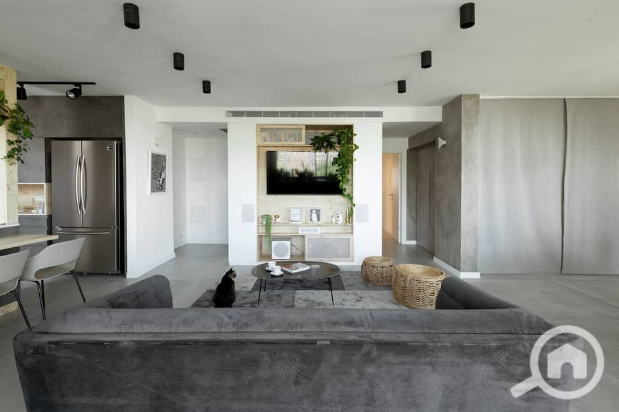 4 42447-livingroomwithc. jpg