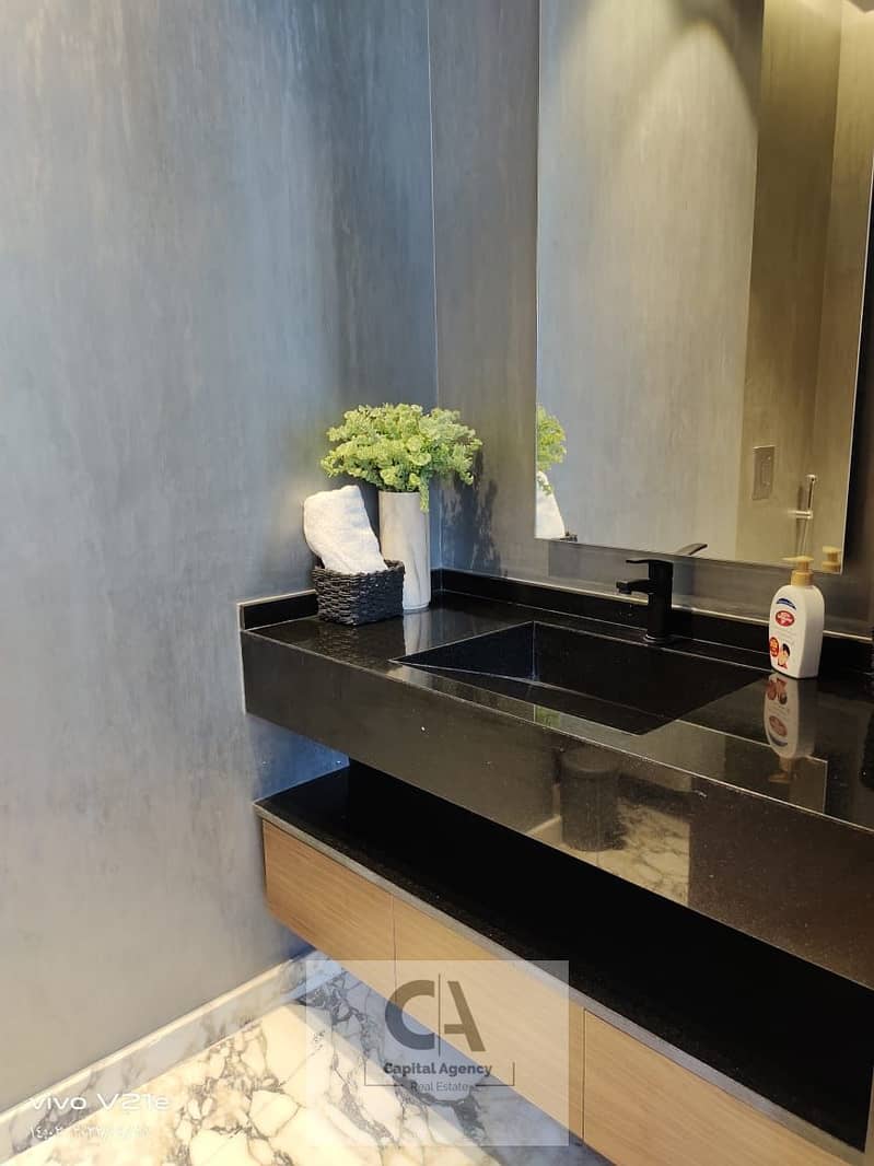 12 d7e36b04-94cf-4bee-9764-524f4aaf63b3. jpg