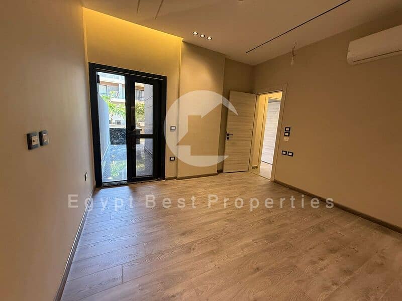 6 PHOTO-2025-11-12-19-22-52 6. jpg