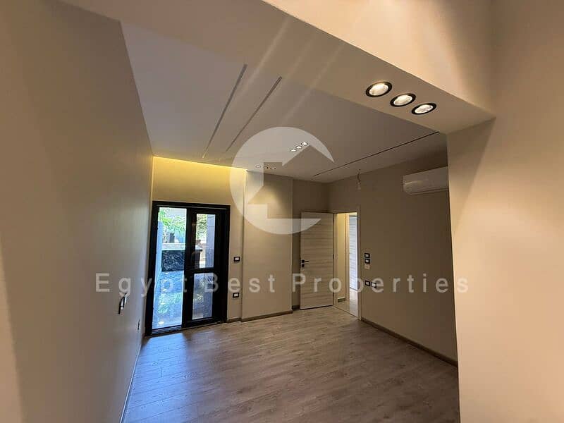 7 PHOTO-2025-11-12-19-22-53 4. jpg