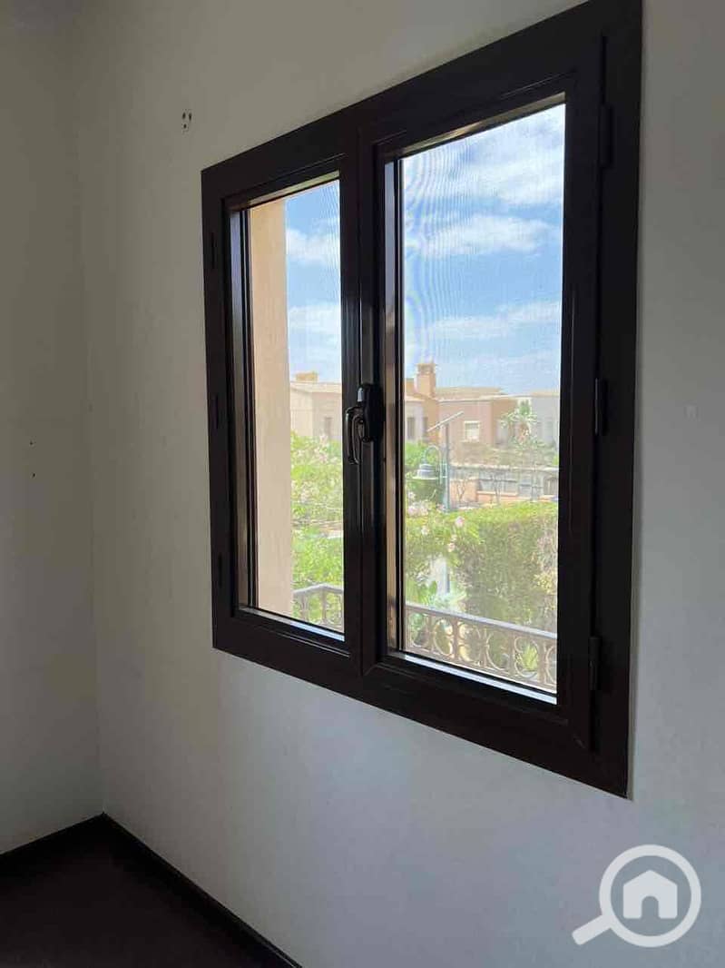 12 d4edf9ff-c58c-47bd-affe-18746d86eb03. jpg