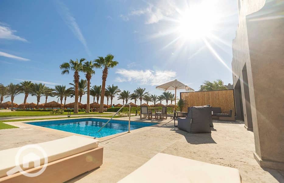 4 executive-pool-jacuzzi (1). jpg