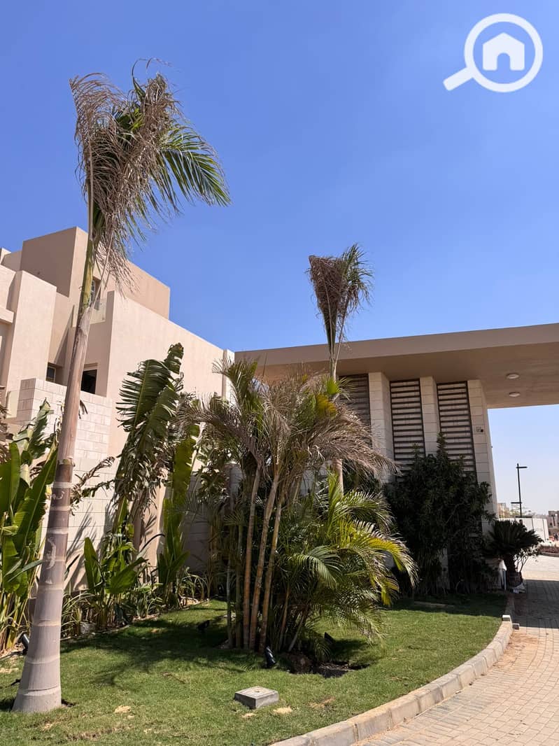 10 e0f5e47b-7437-48b3-b70b-f9ba98552b7d. jpg