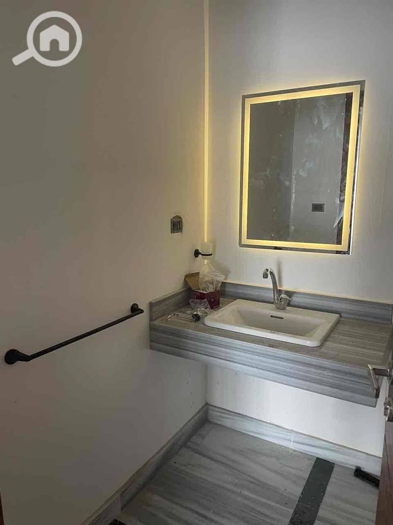 12 2afd30b8-530c-48de-93f3-86c49bf73678. jpg