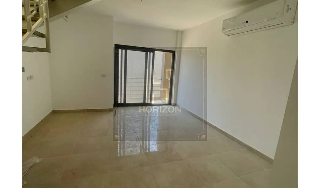 6 8242946-8398fo. jpg