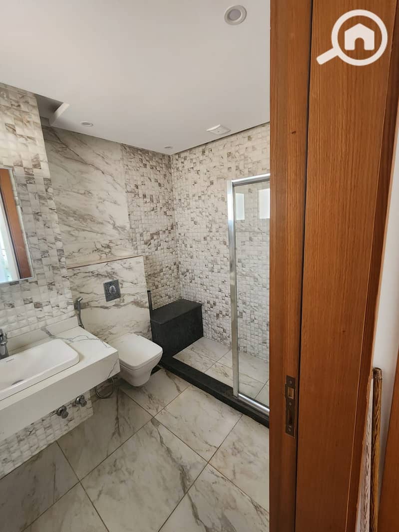 12 b068fb5d-e402-4d74-a103-8c4451b2a4f8. jpg