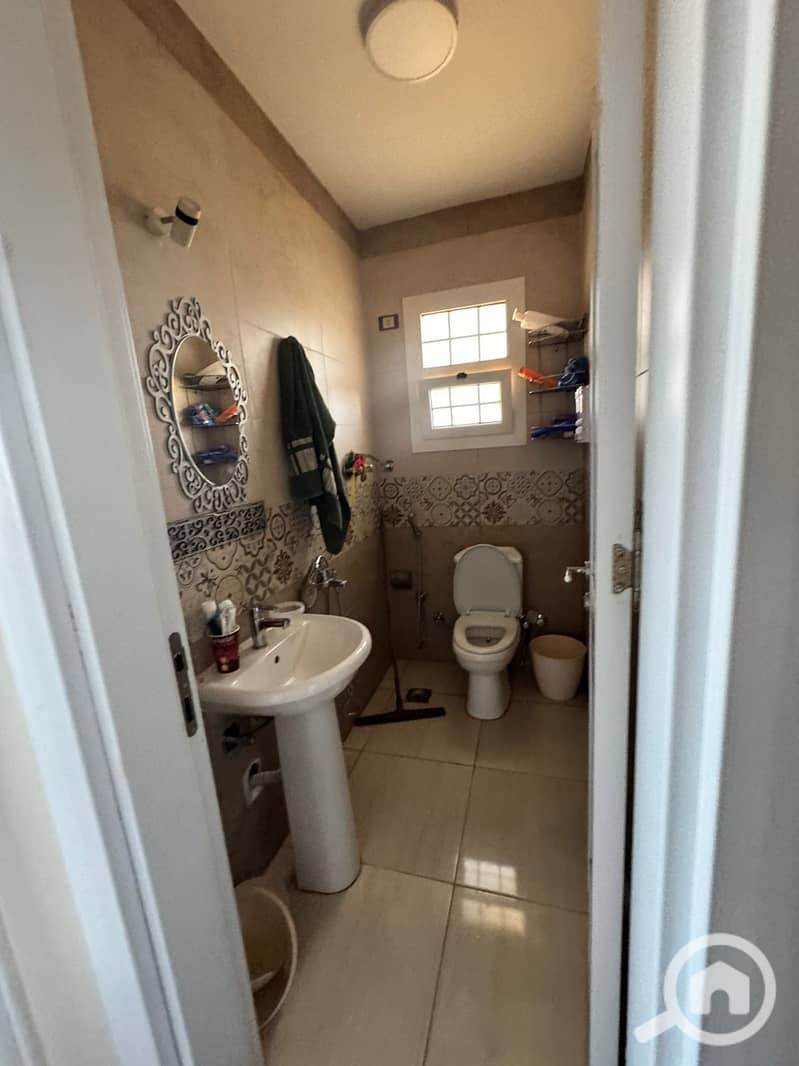 9 04f77b6f-932b-48f4-bd67-7b87584b1bc0. jpeg