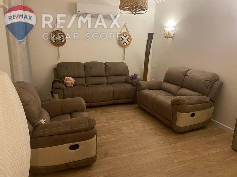 10 b07371ba-1eb4-4def-b2bb-2be6c735aaa7. jpg