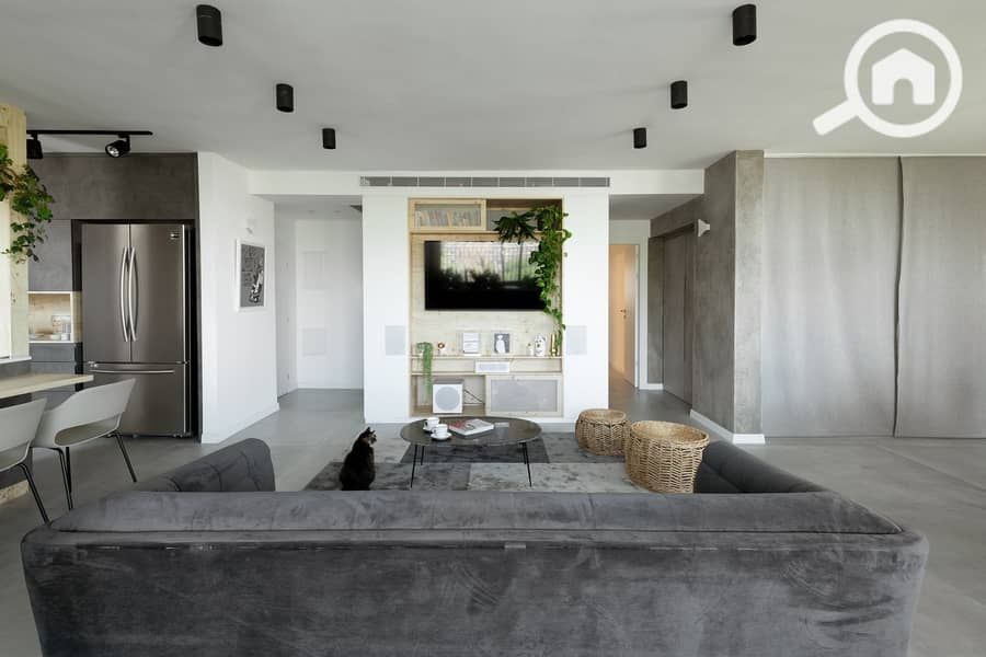 4 42447-livingroomwithc. jpg