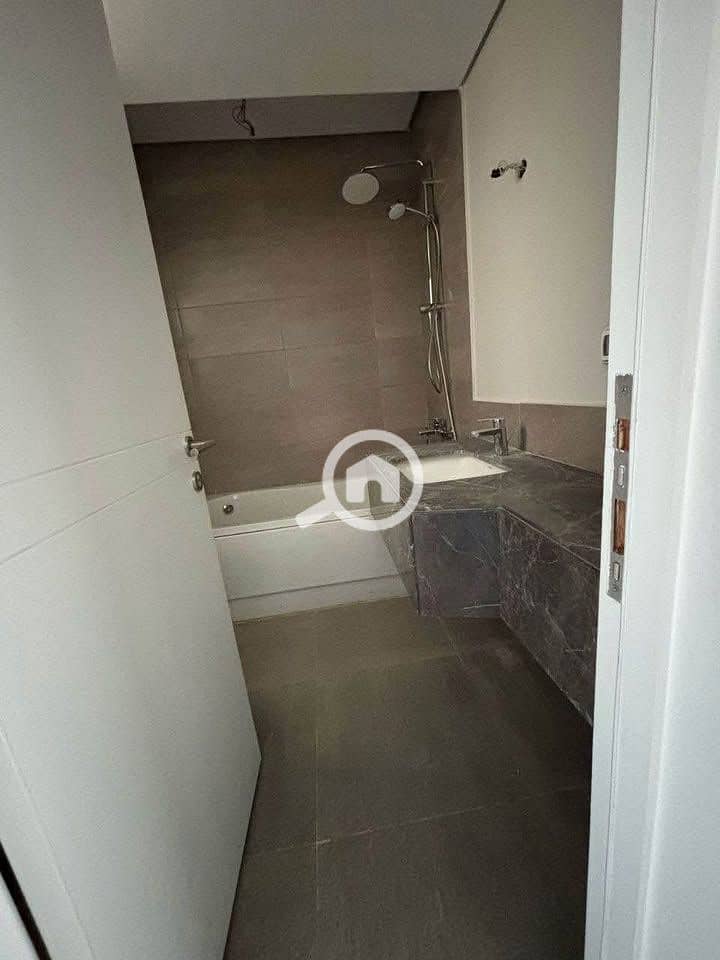 7 bkjabrlgirlauieg. jpg