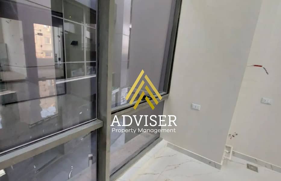 2 8305621-0a7d4o. jpg