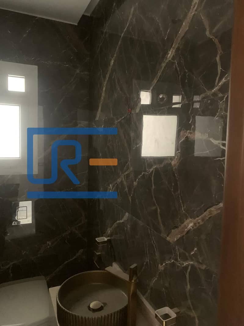 8 c9b1712c-4335-4f9a-86b2-bf78f7e79214. jpg