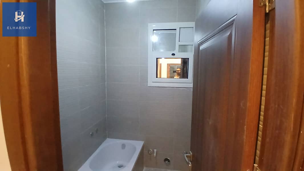 9 شقة للإيجار في العجوزة  158م تفرعات شارع د محمد شاهين ( تطل علي حديقة )    (9). jpg