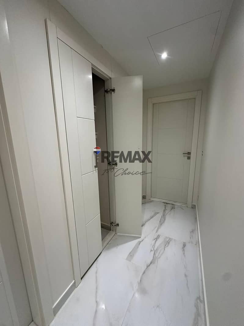 12 06898e9a-4cb7-436c-b414-6e8b5e2320cc. jpg