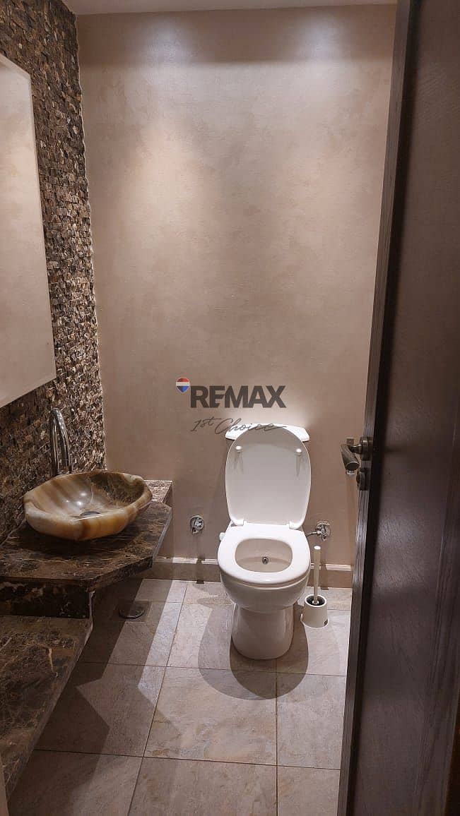 12 8c3e54df-248e-441d-b248-e7413e5eca5a. jpg