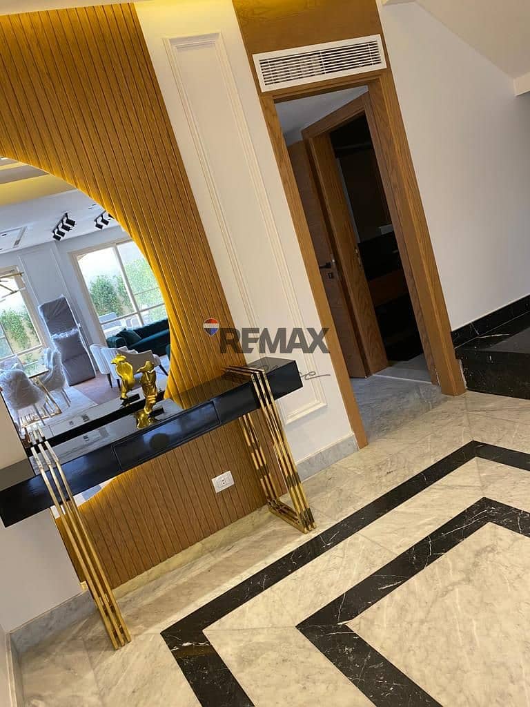 12 3e8b96fb-e016-4157-8cf8-d8e944cdb493. jpg